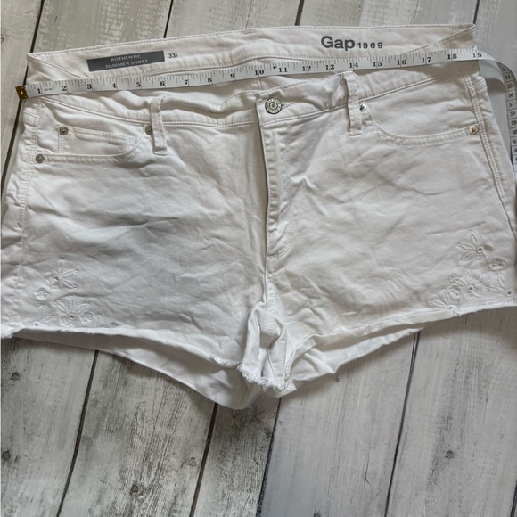 GAP White Women's Denim Cutoff Shorts with Subtle Embroidery - Picture 3 of 6